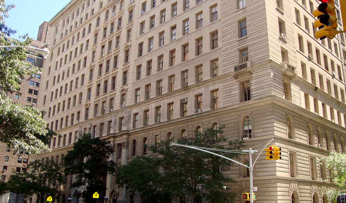 Exterior view of 390 West End Avenue apartments in NYC, renovated by Universal Management & Contracting Corp, a New York City construction company specializing in high-end residential restorations.